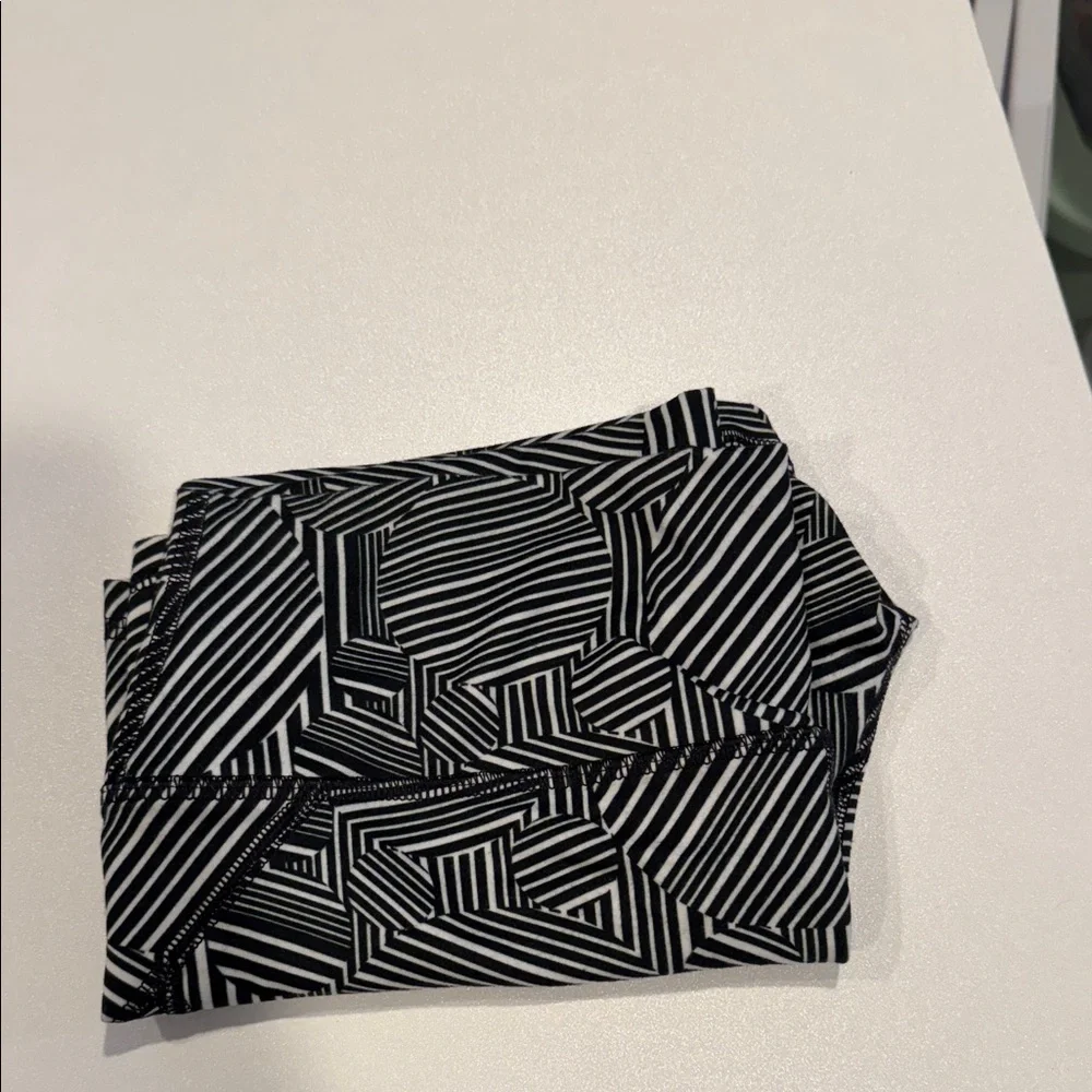 Fleo Women's Monochrome Geometric Athletic Shorts - Picture 7 of 7